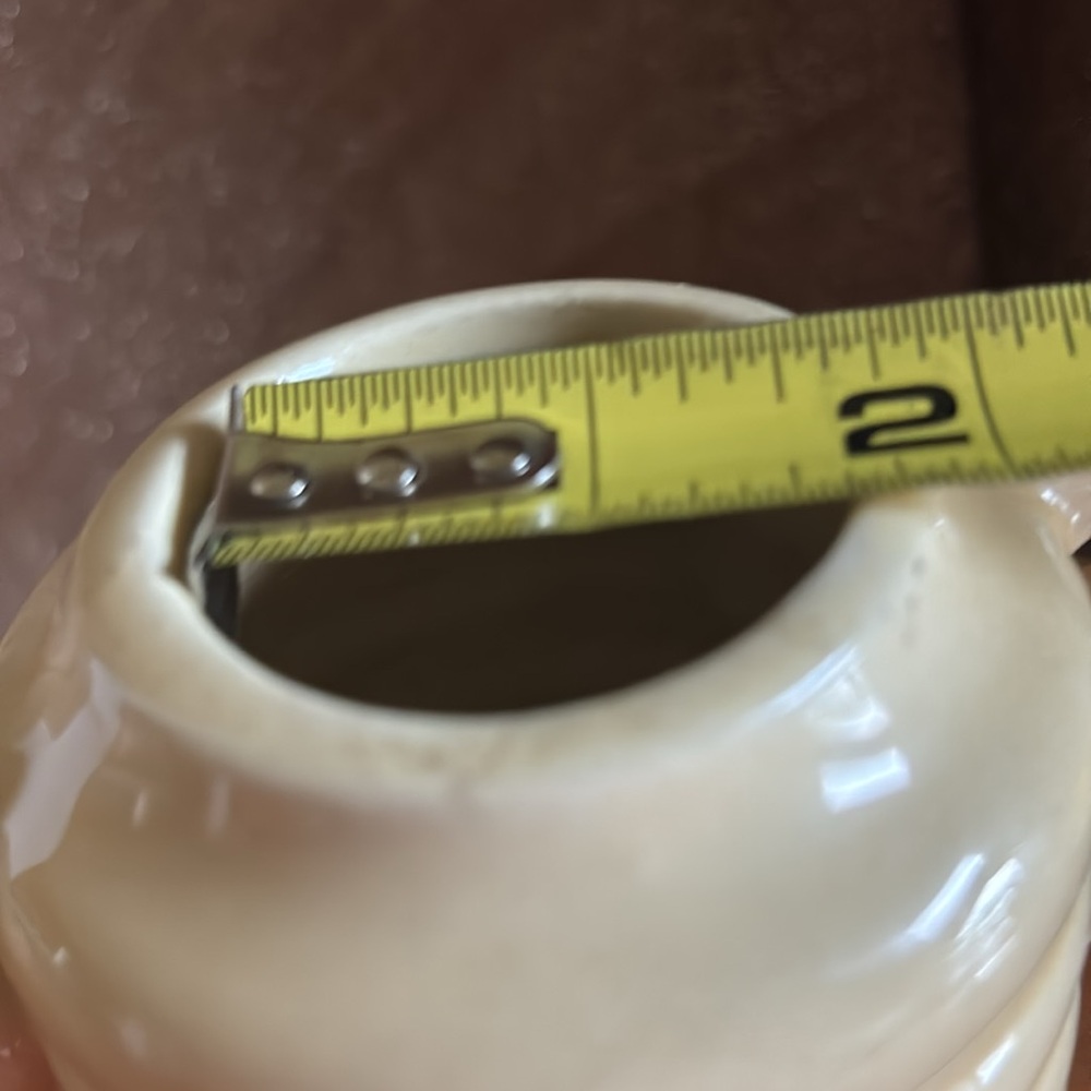 Vintage USA pale yellow beehive & floral 7” pottery vase with scroll handles - Picture 11 of 11